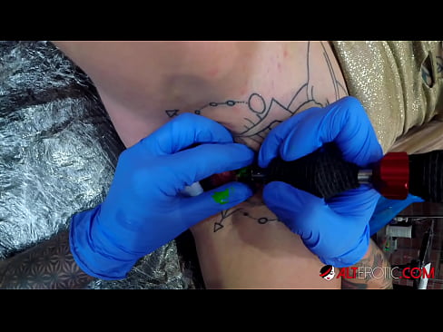 ❤️ La bomba Sully Savage, molt tatuada, es va tatuar al clítoris Vídeo porno a nosaltres ca.hentai-id.ru